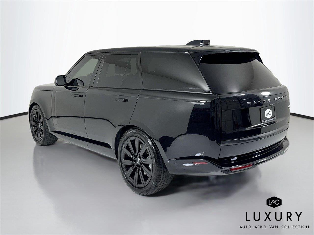 Used 2023 Santorini Black Metallic Land Rover SE image 10