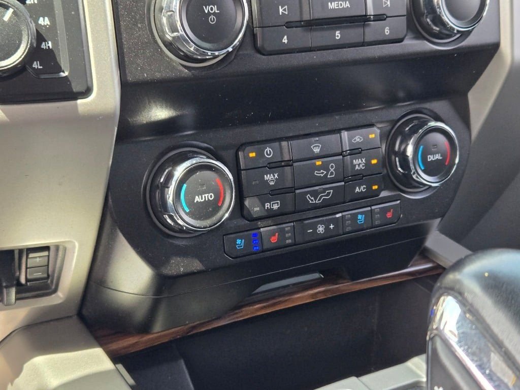 Used 2019 Magnetic Ford Lariat image 32