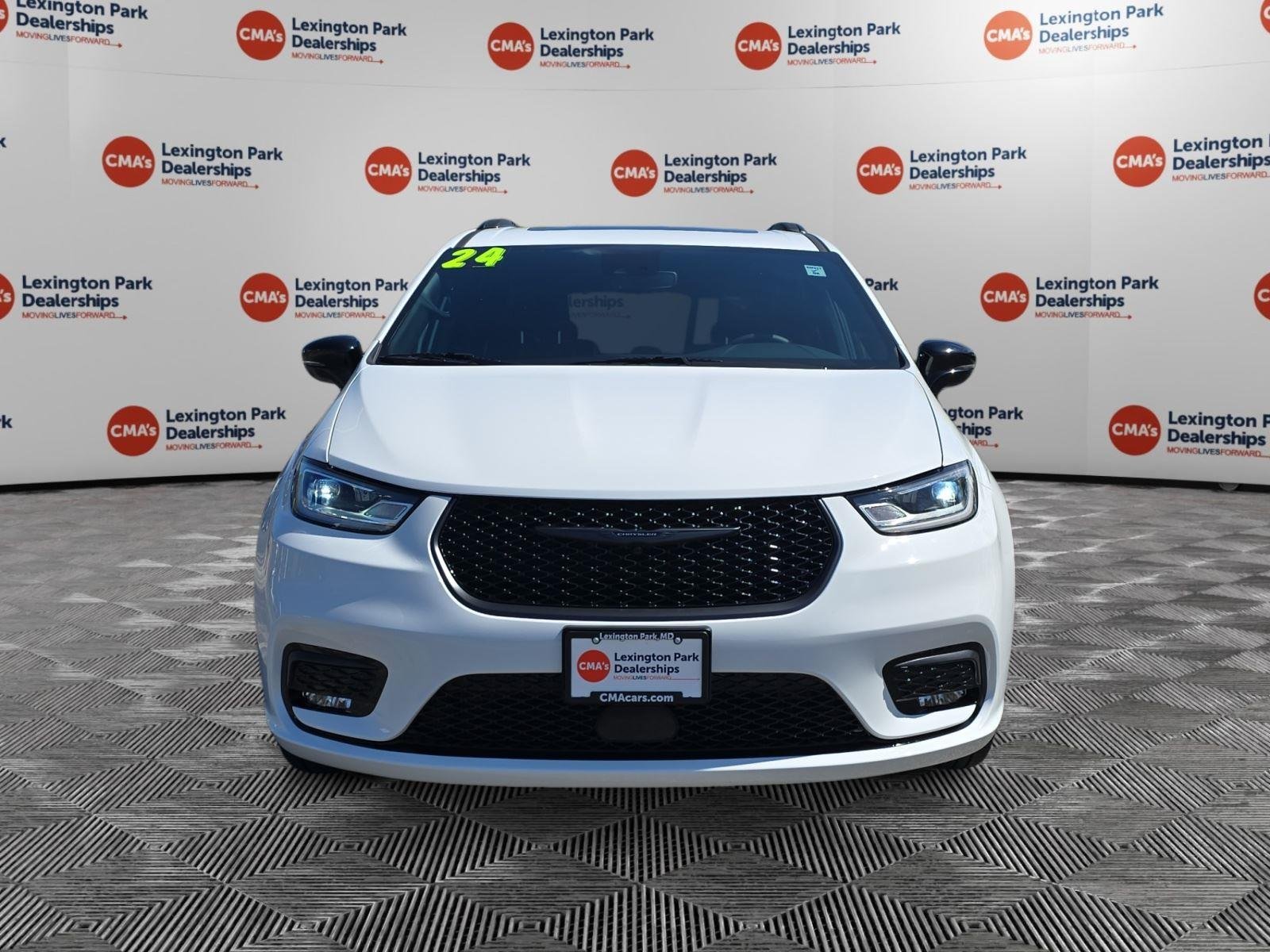 Used 2024 Bright White Clearcoat Chrysler Limited image 2