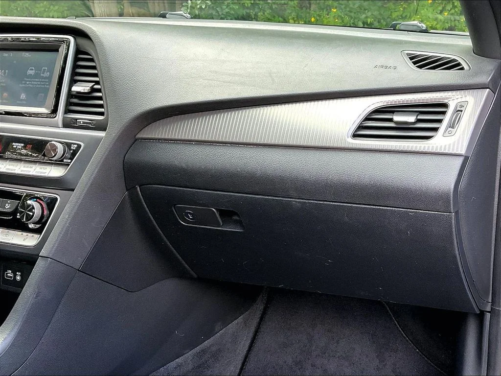 Used 2018 Electric Blue Hyundai Sport image 13