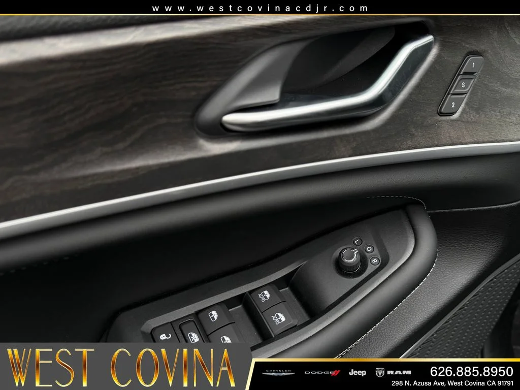 New 2026 Diamond Black Crystal Pearl-Coat Exterior Paint Jeep Limited Reserve image 17