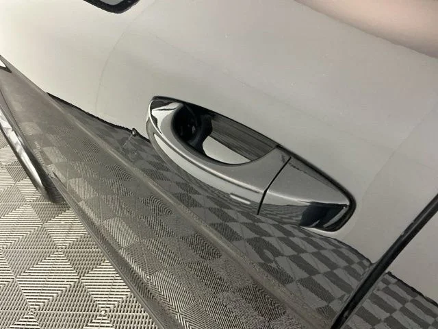 Used 2019 Black Volkswagen 3.6L V6 SE image 11