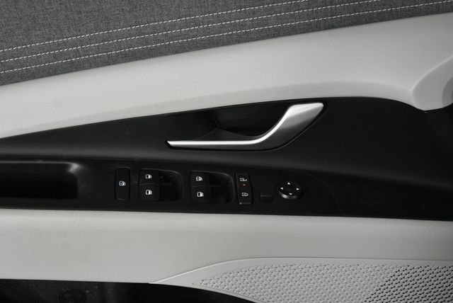 2025 Hyundai Elantra Limited - Photo 26