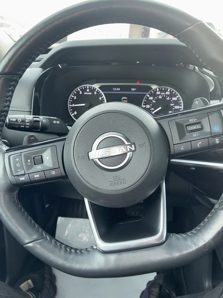 Used 2022 Gray Nissan SL image 5