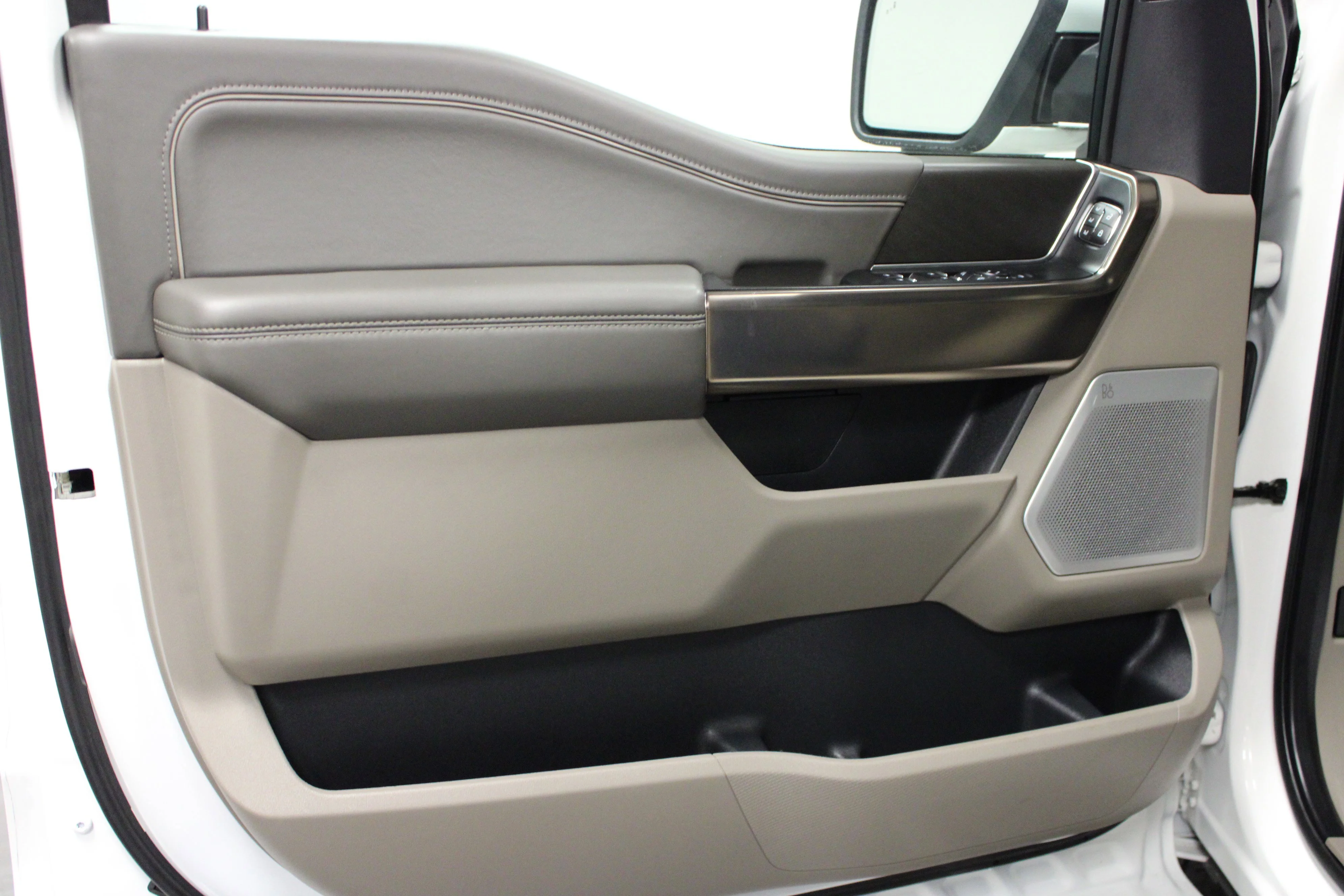 Used 2024 Star White Metallic Tri-Coat Ford Platinum image 11