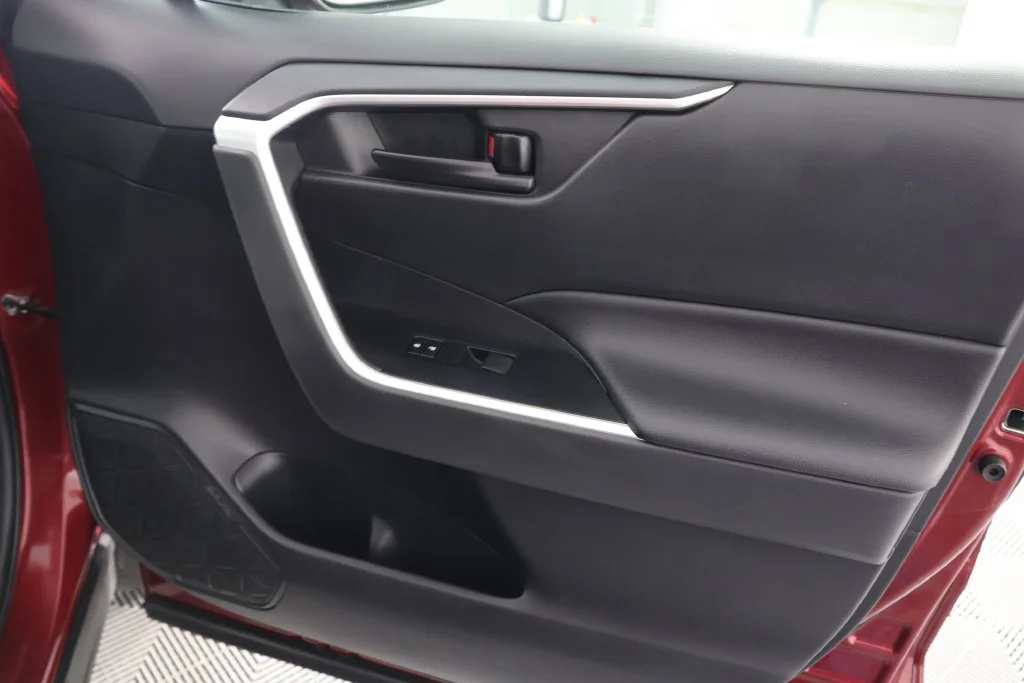 Used 2022 Pearl Toyota LE image 27