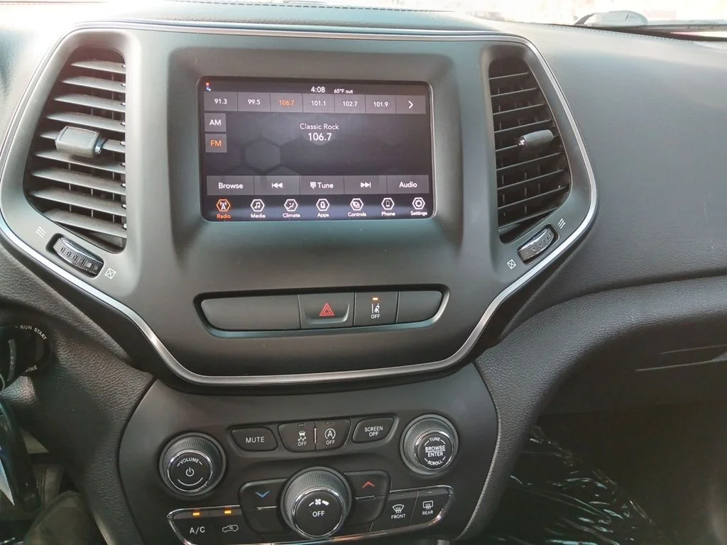 Used 2021 White Jeep Latitude image 21