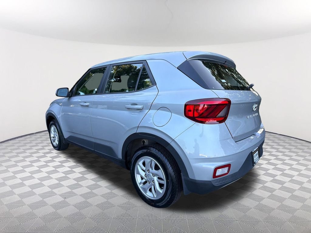 Used 2021 Silver Hyundai SE image 7