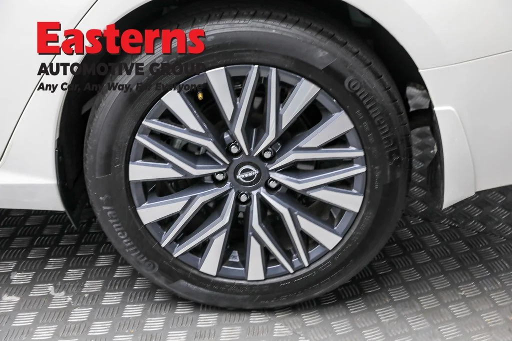Used 2024 White Nissan 2.5 SV image 8