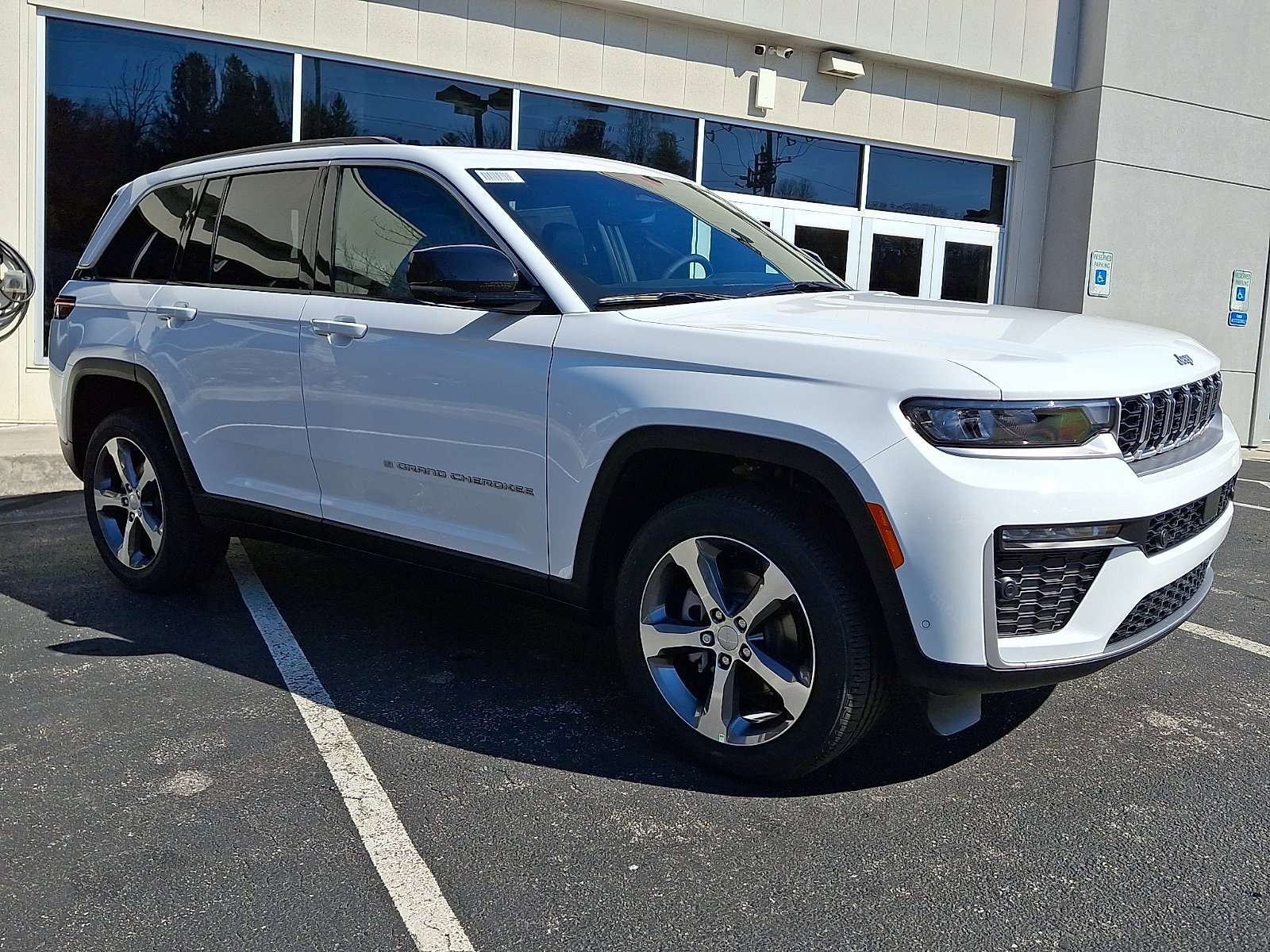 New 2026 Bright White Clear-Coat Exterior Paint Jeep Limited image 2