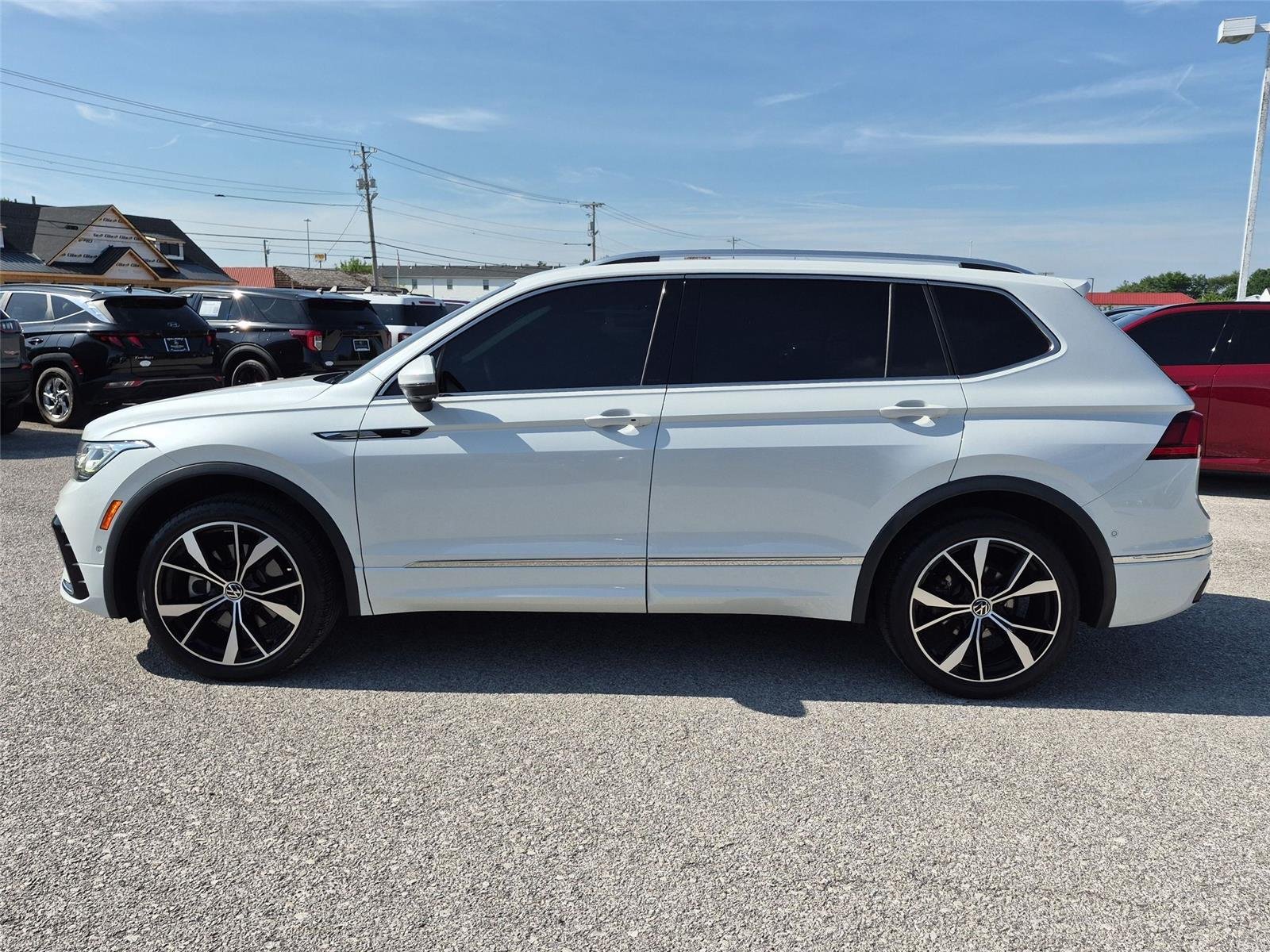 Used 2022 Oryx White Pearl Volkswagen SEL R-Line image 2