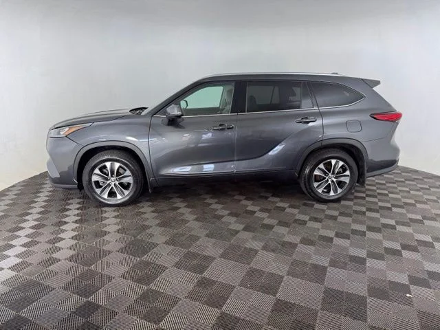 Used 2020 Gray Toyota XLE image 5