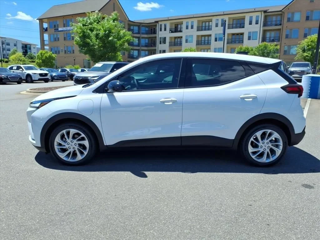 New 2027 Summit White Chevrolet LT image 31