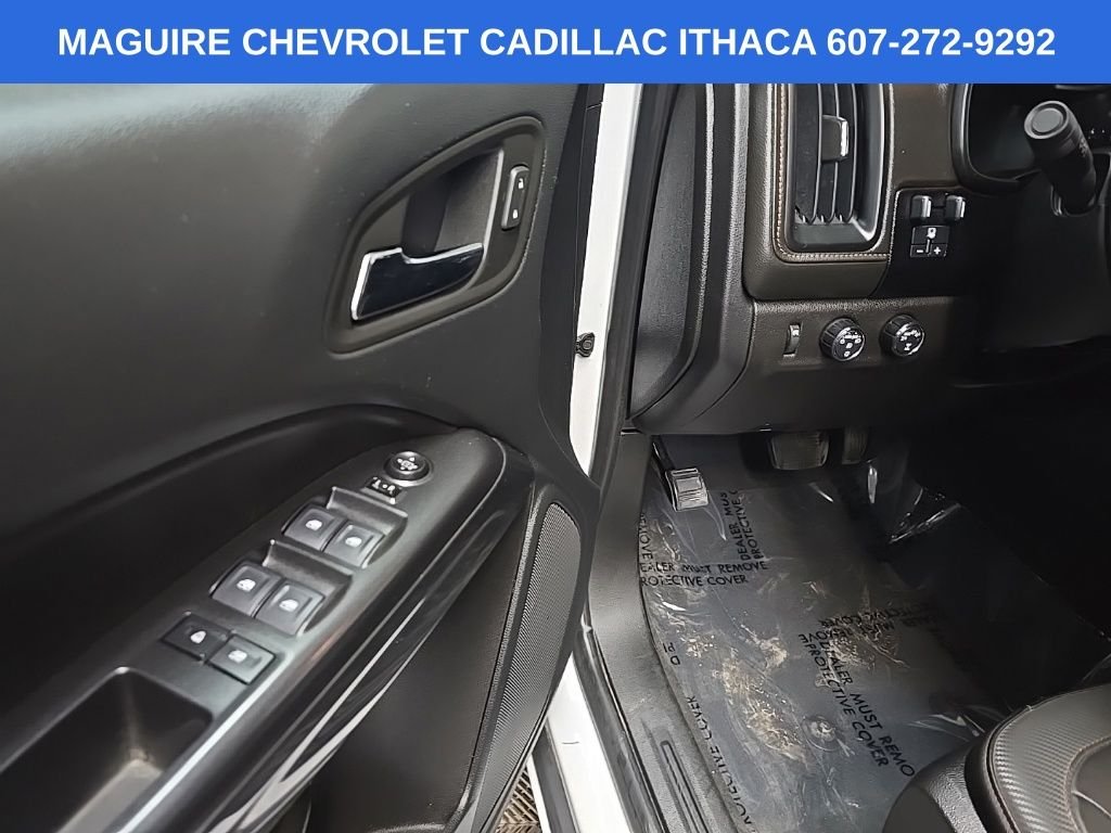 Used 2022 White GMC AT4 w/Leather image 27