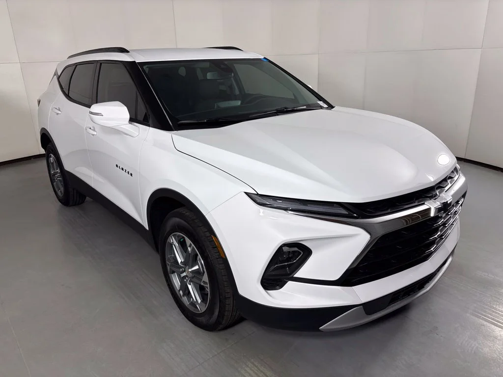 New 2026 Summit White Chevrolet 3LT image 2
