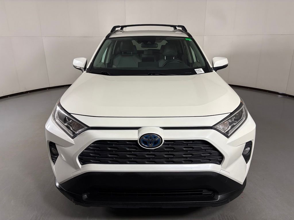 Used 2021 White Toyota XLE Premium image 3