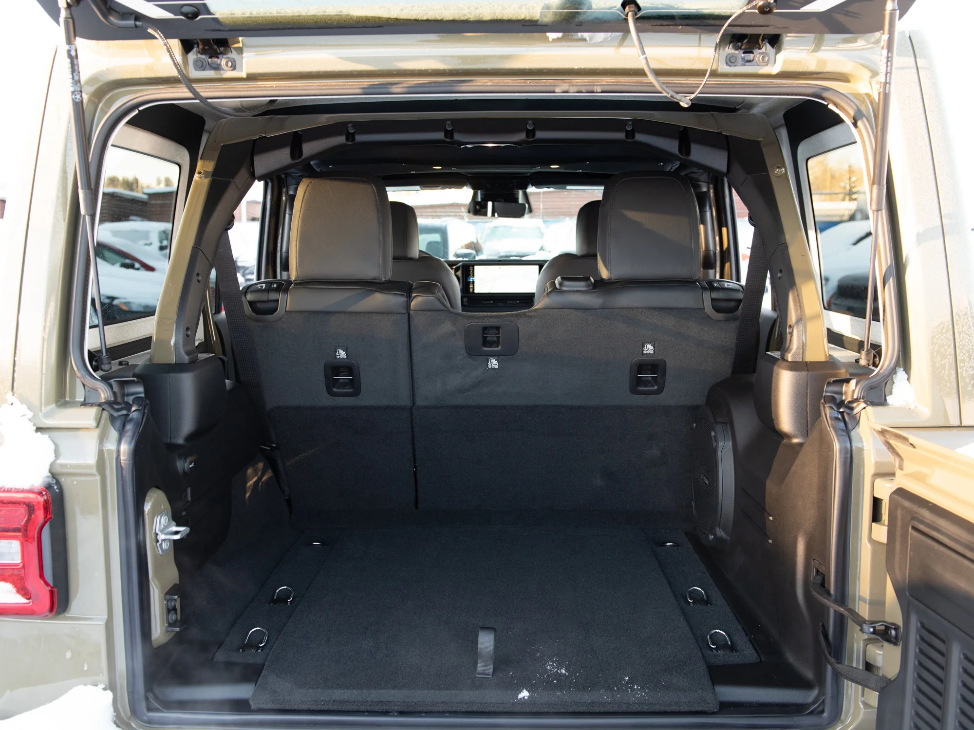 Used 2026 41 Jeep Sahara* 4 Door 4x4, McKinley Leather, Alpine Audio, Heated Seats image 23