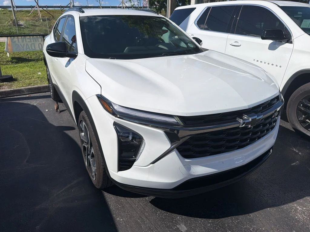 Used 2025 Summit White Chevrolet 2RS image 1