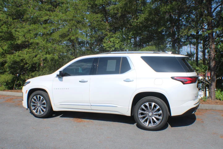 Used 2023 Iridescent Pearl Tricoat Chevrolet Premier image 3
