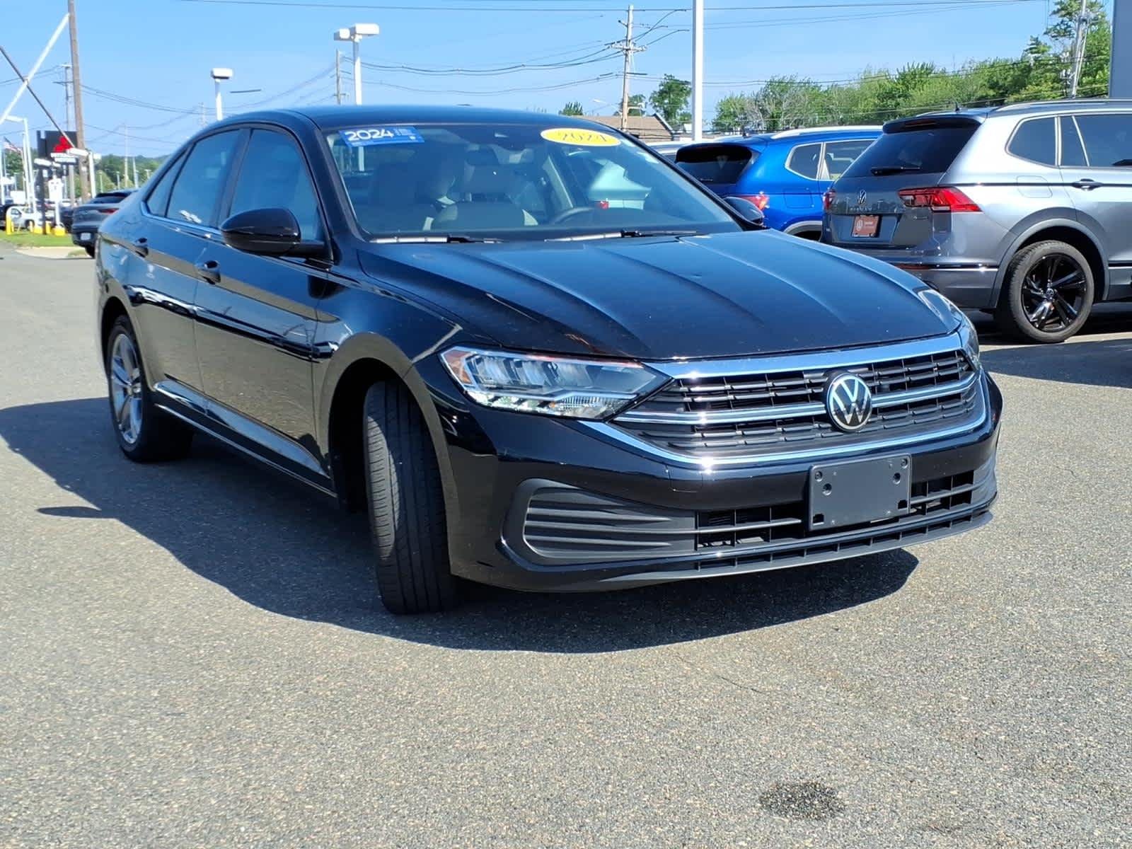 Certified Used 2024 DEEP BLACK PEARL EFFECT Volkswagen SE image 3