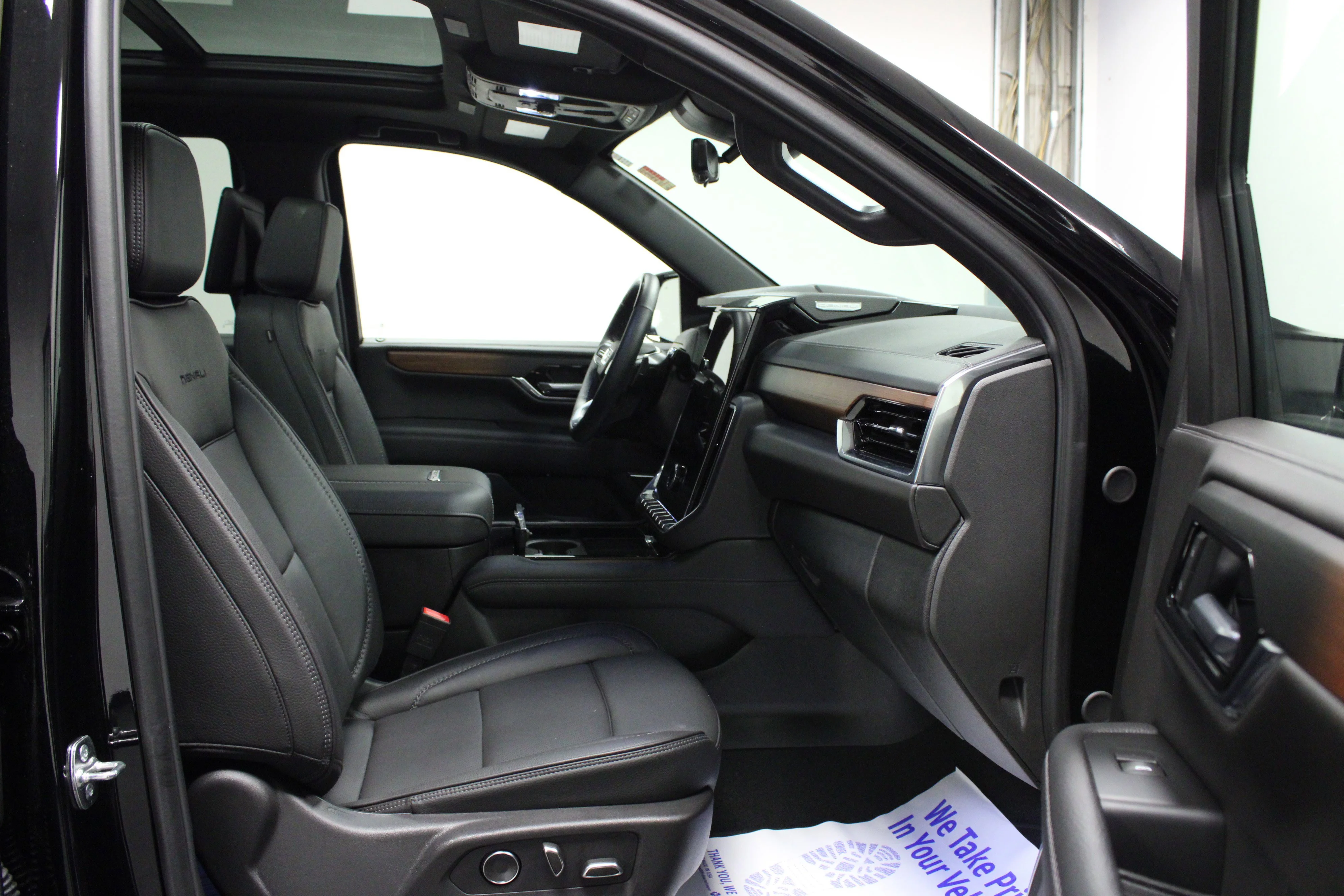 Used 2025 Onyx Black GMC Denali image 18