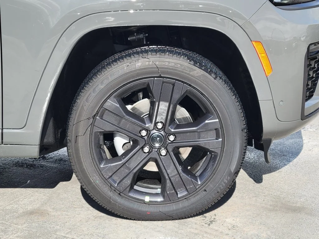 New 2027 Sting-Gray Clear-Coat Paint Jeep Limited Reserve image 25