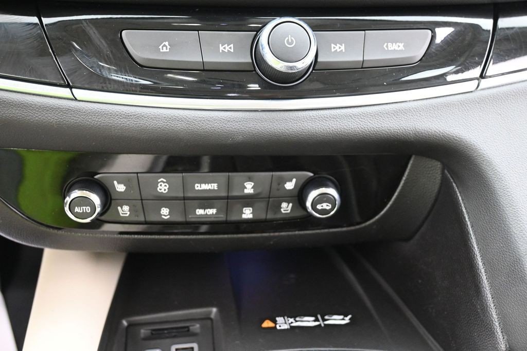 Used 2022 White Frost Buick AWD 4dr Avenir image 13