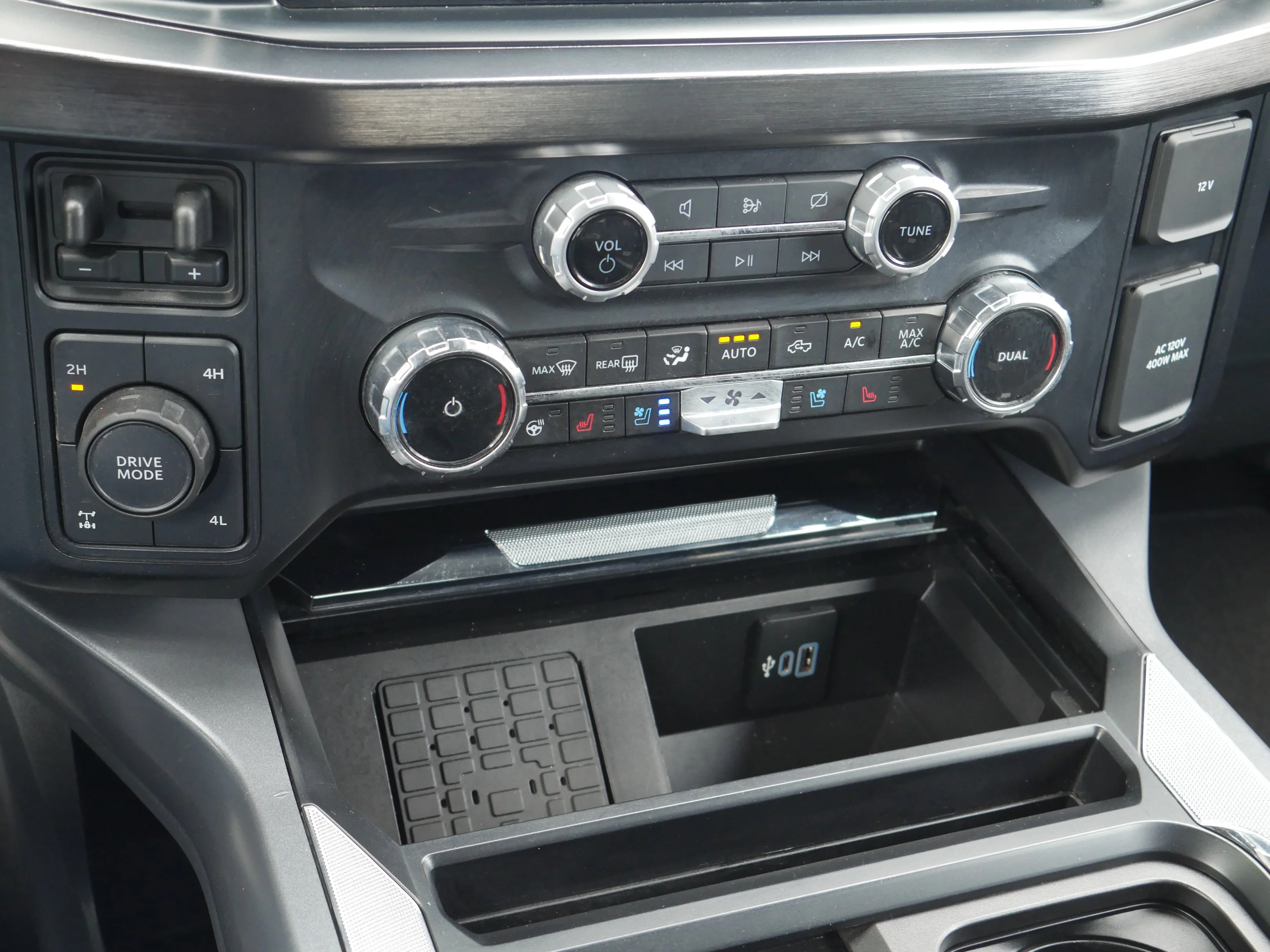 Certified Used 2024 Agate Black Metallic Ford LARIAT image 17