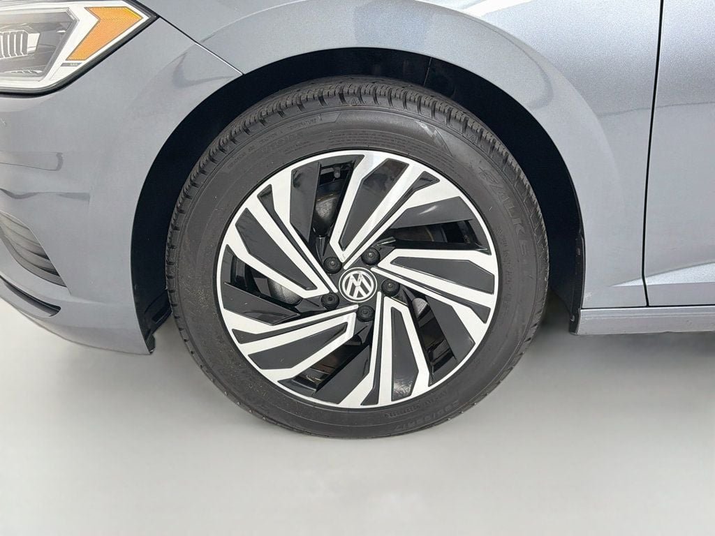Used 2021 Platinum Gray Metallic Volkswagen SEL Automatic image 32
