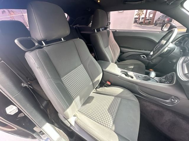 Used 2016 Black Dodge SXT image 27