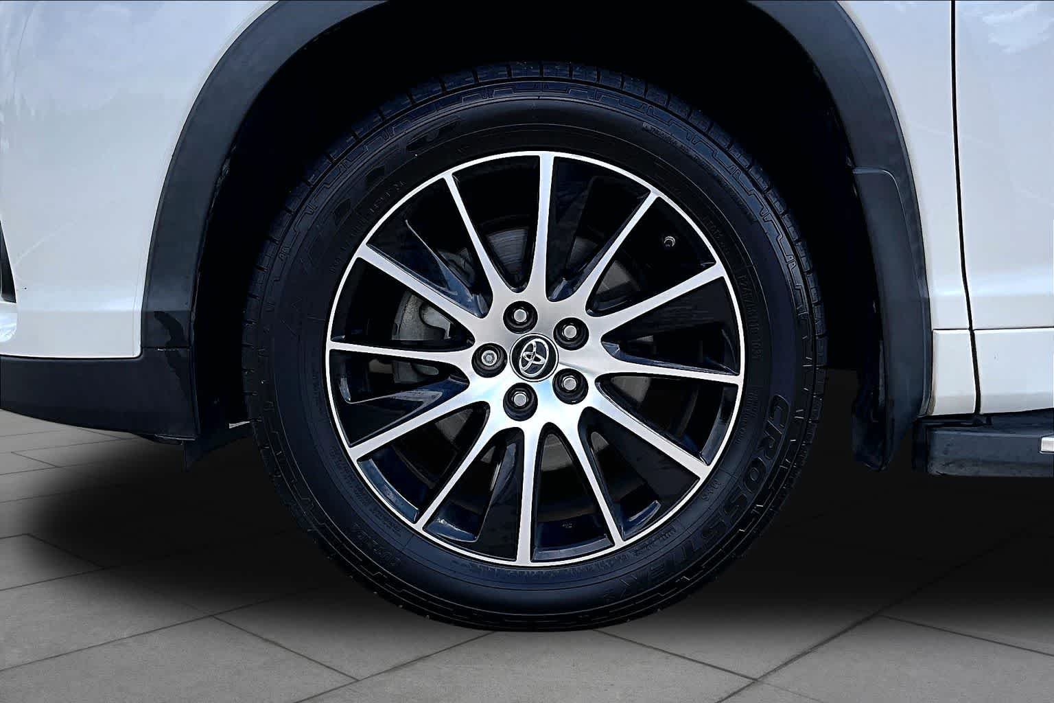 Used 2018 Blizzard Pearl Toyota SE image 17