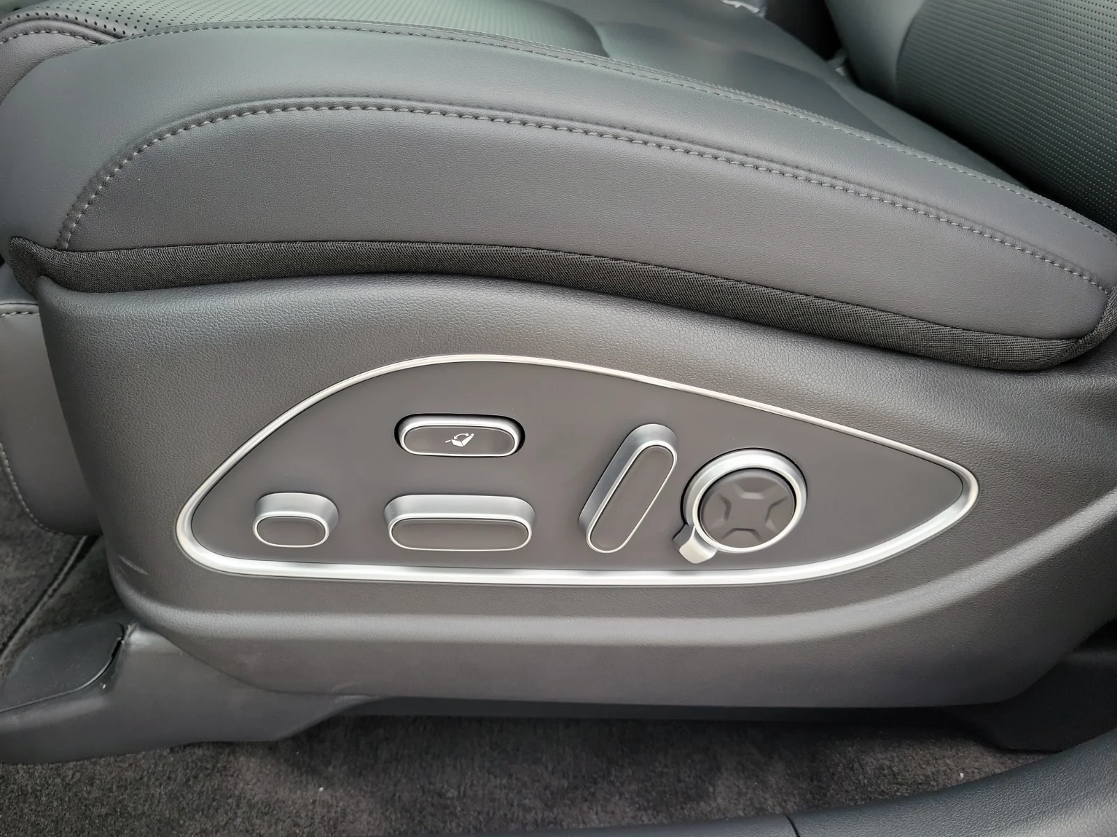 New 2027 Shimmer Silver Hyundai Calligraphy 4dr All-Wheel Drive image 13