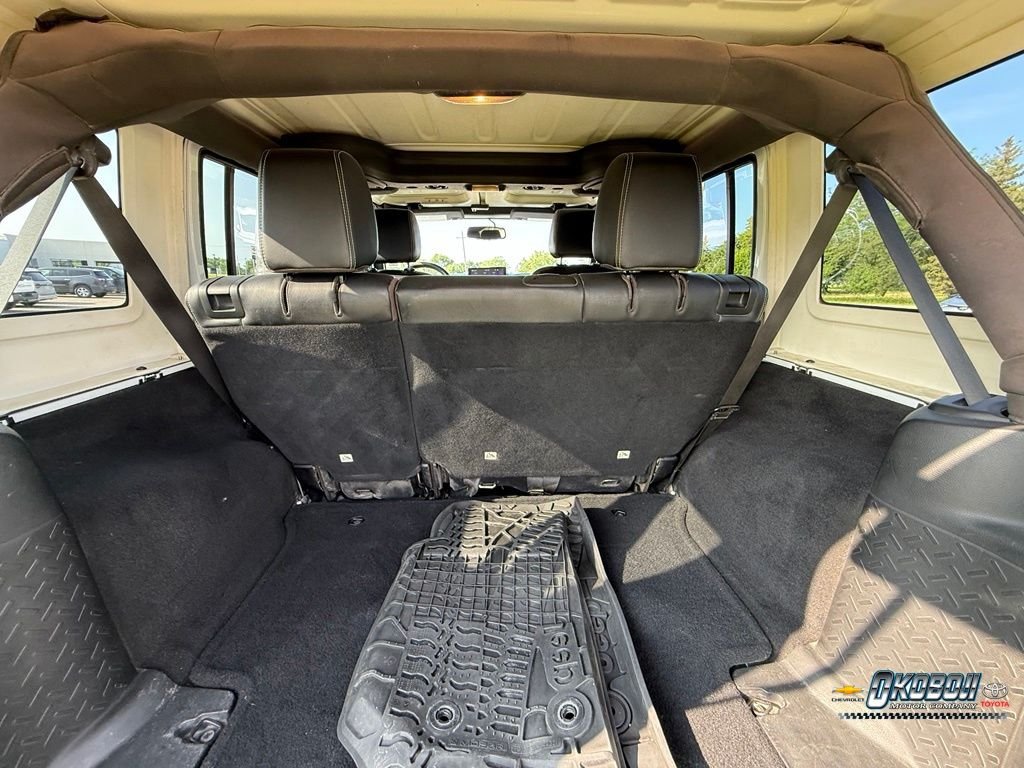 Used 2015 White Jeep Unlimited Sahara image 22