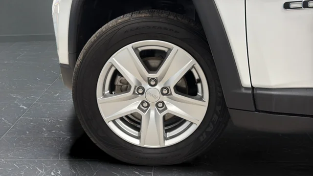 Used 2022 Bright White Clearcoat Jeep Latitude image 32