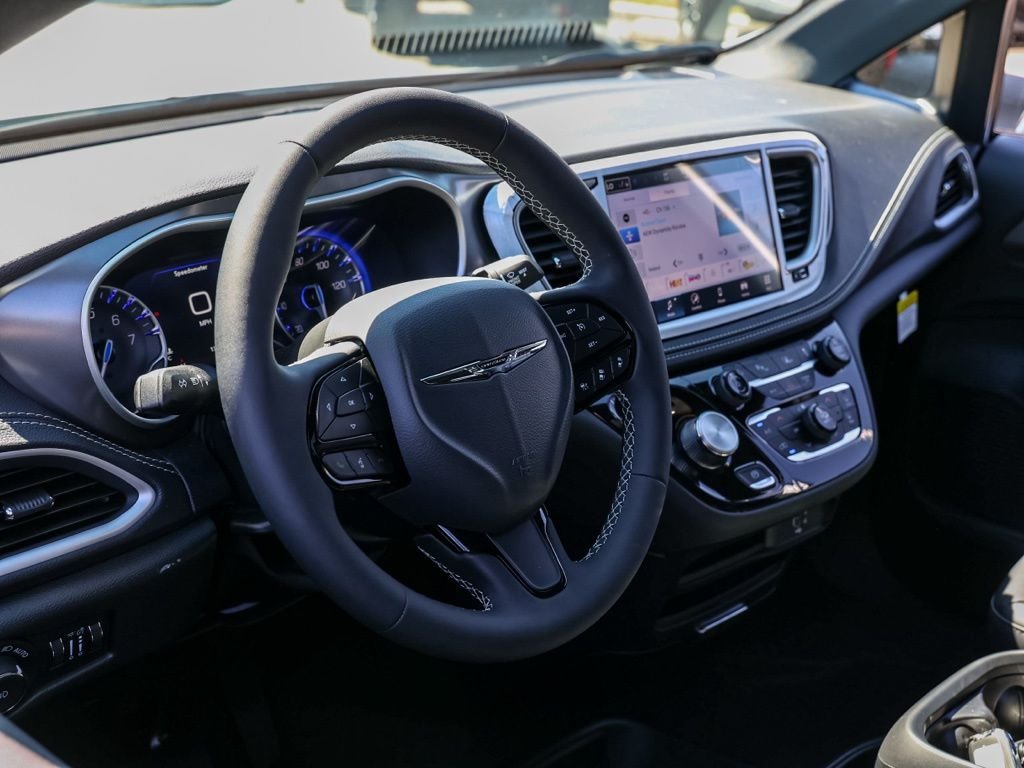 New 2026 Bright White Clear-Coat Exterior Paint Chrysler Select image 13