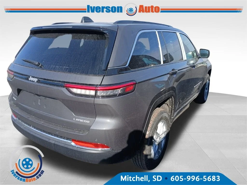 New 2026 Baltic Gray Metallic Clear-Coat Exterior Paint Jeep Laredo X image 30