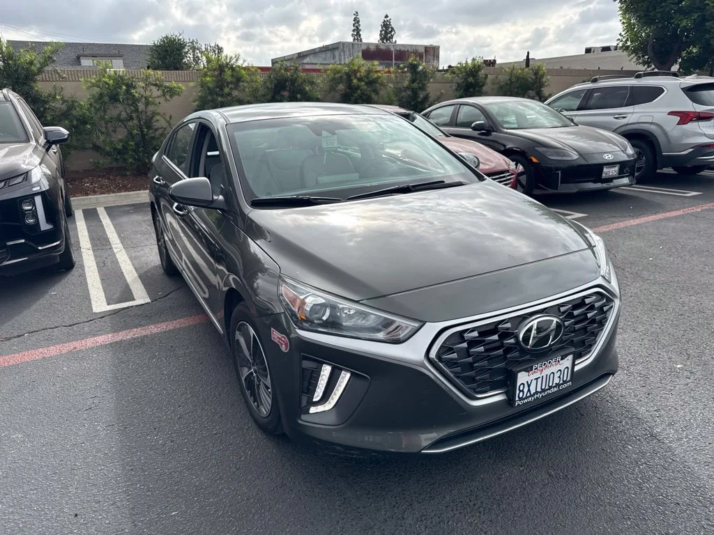 Used 2021 Gray Hyundai SE image 4