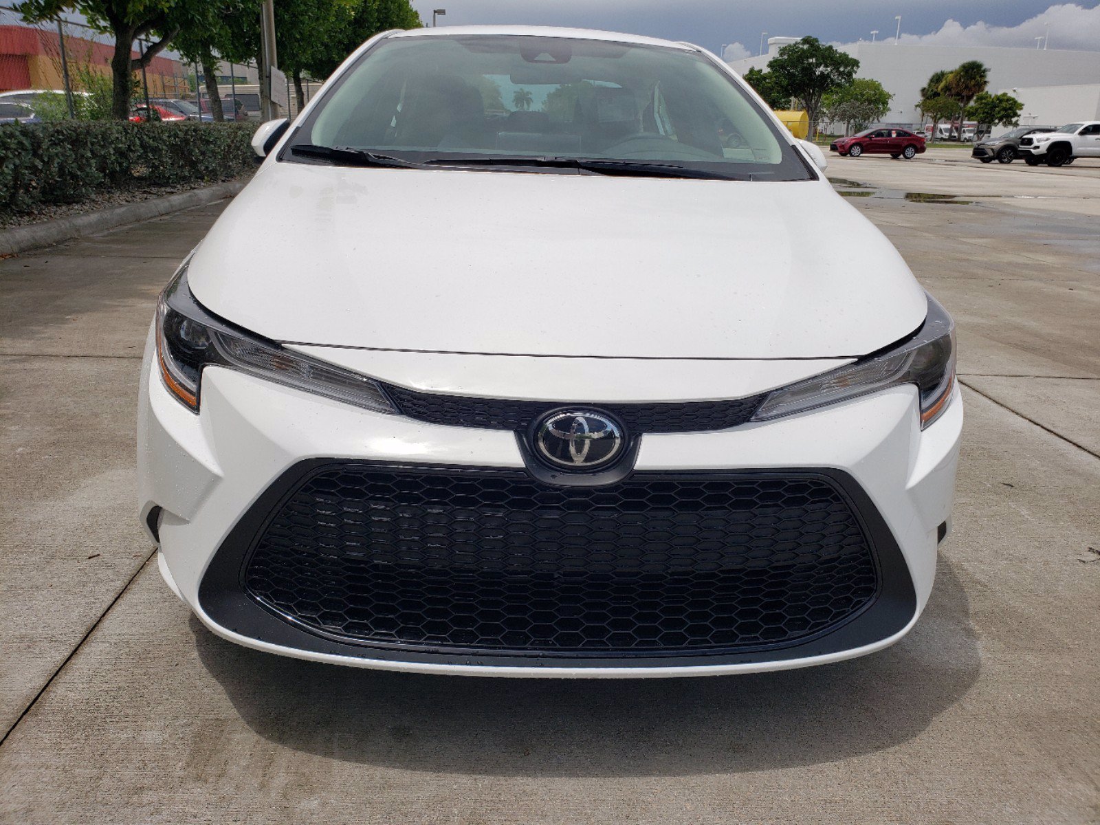 Used 2022 White Toyota LE image 3