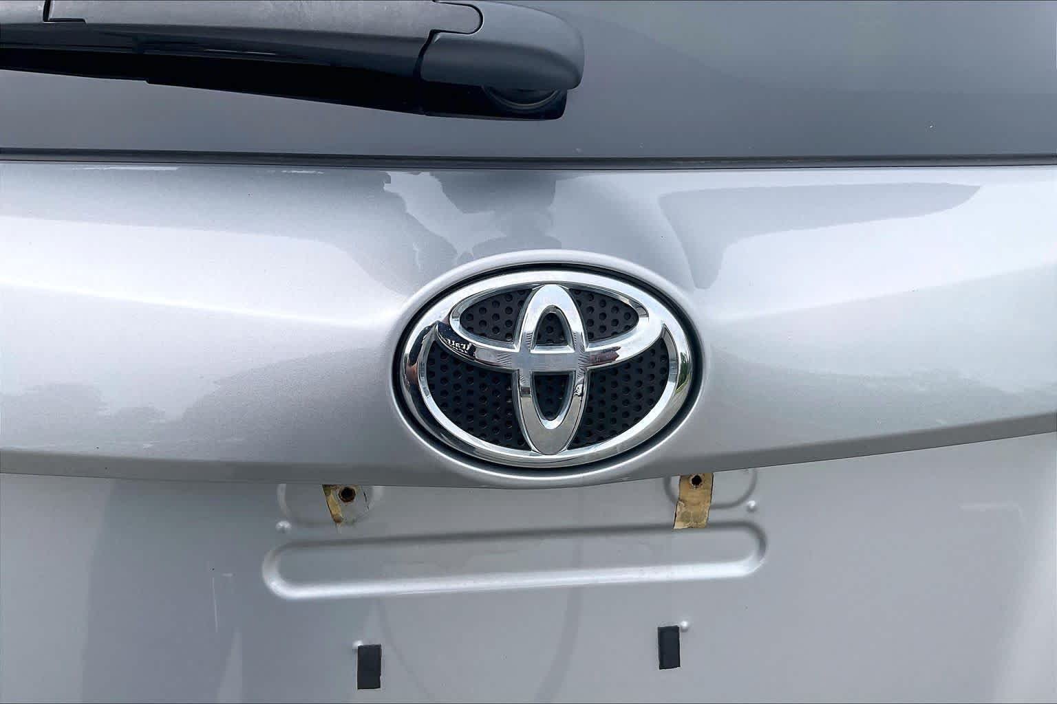 Used 2016 Silver Sky Metallic Toyota Limited image 63