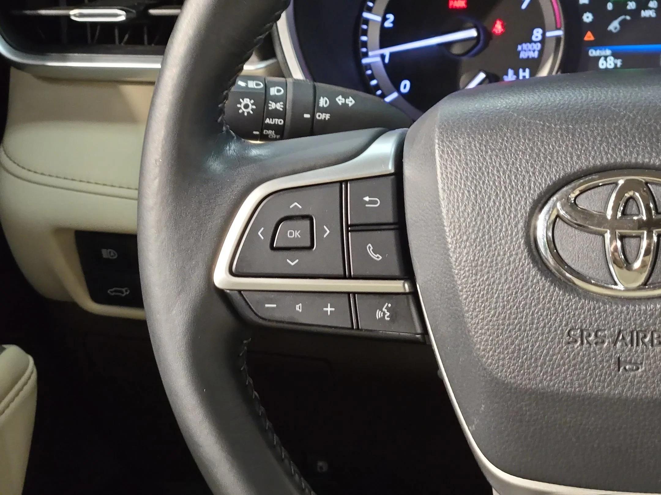 Used 2022 Wind Chill Pearl Toyota XLE image 28