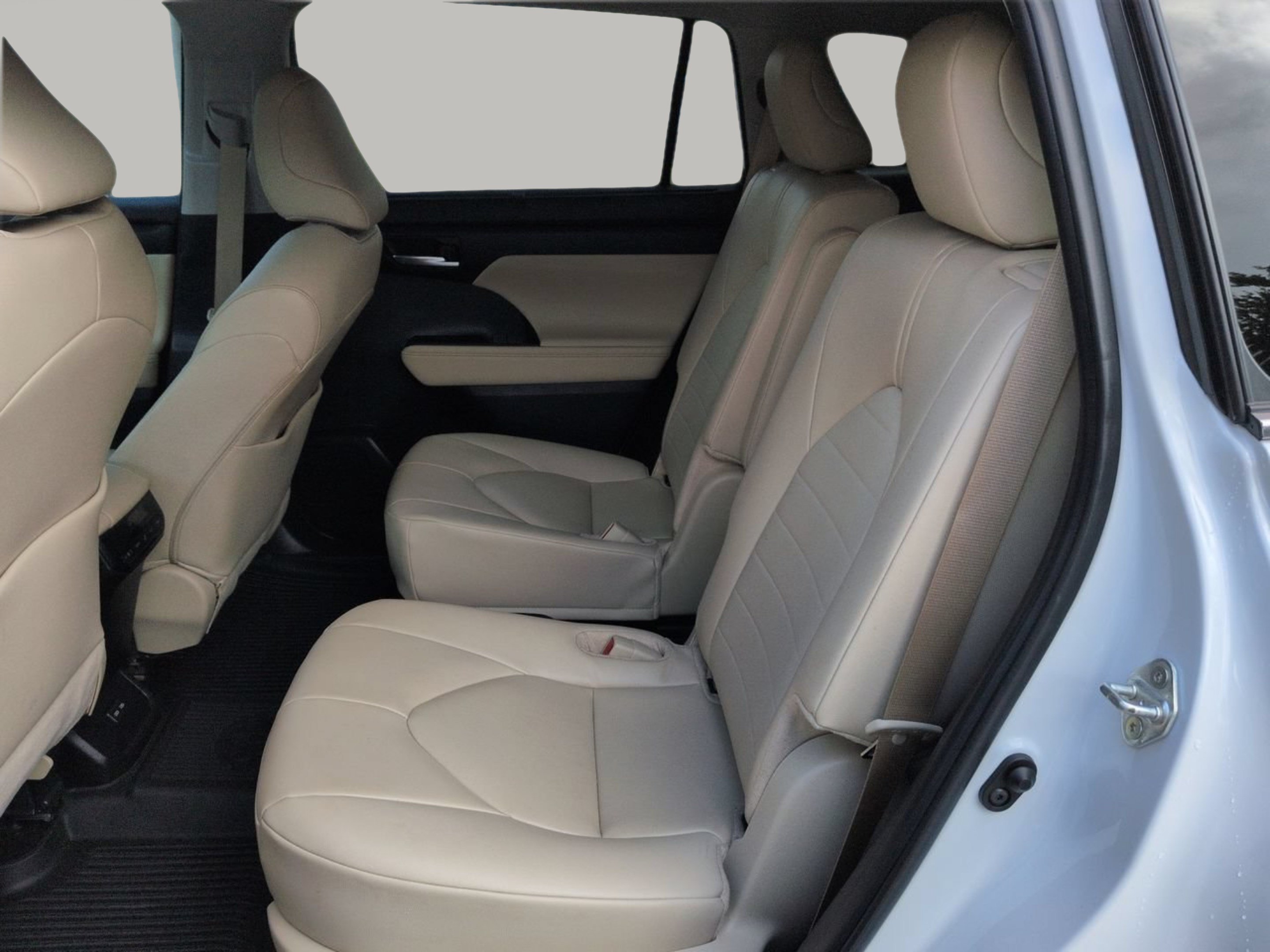 Used 2024 Pearl Toyota XLE image 20
