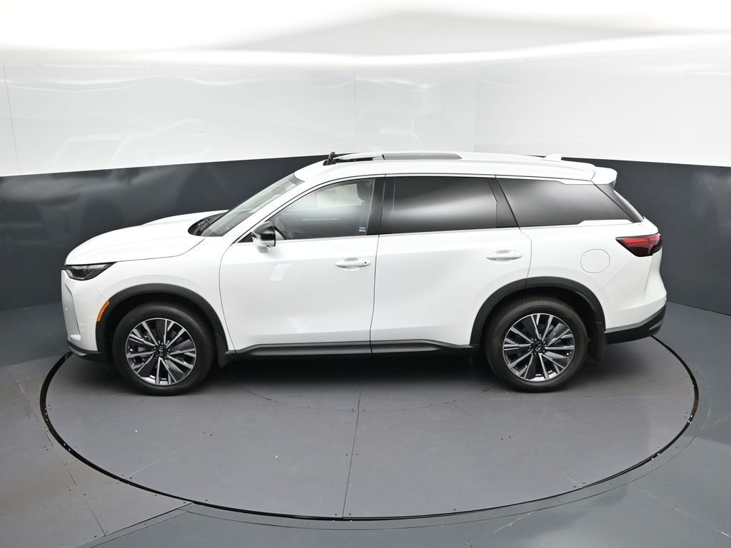 New 2027 RADIANT WHITE INFINITI Luxe FWD image 33
