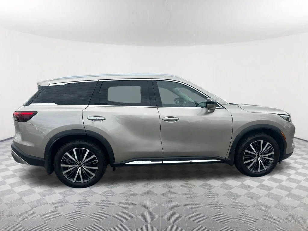 Used 2023 Silver INFINITI Sensory image 4