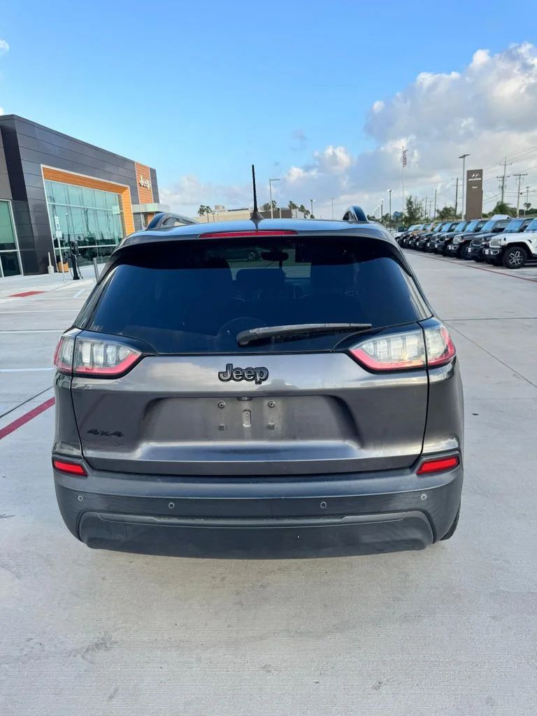 Used 2020 Gray Jeep Latitude Plus image 3