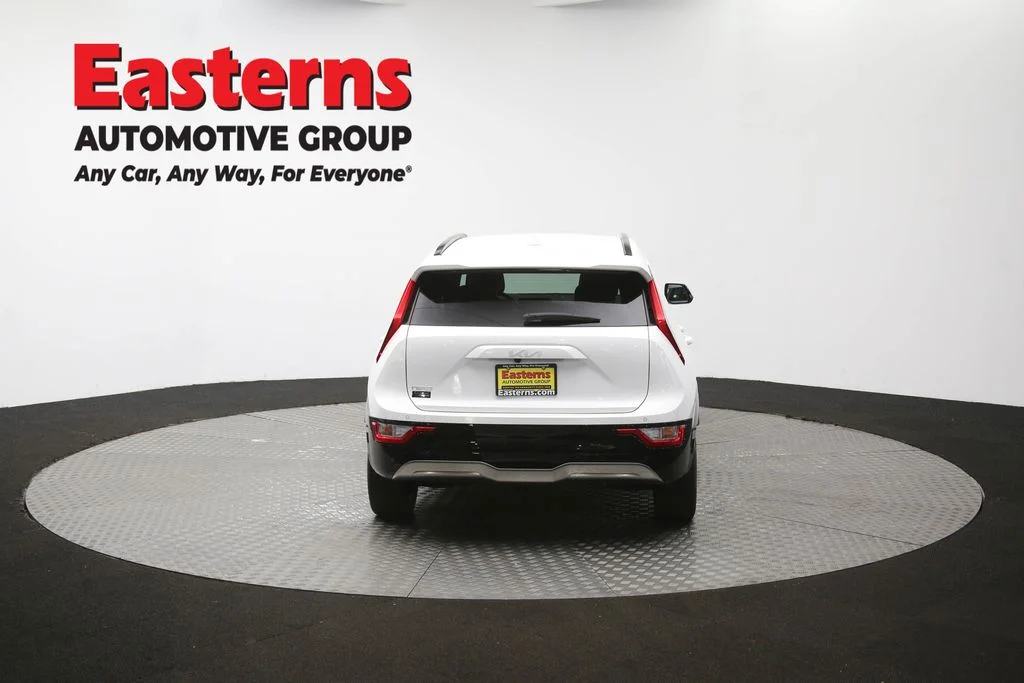 Used 2024 White Kia Wind image 35
