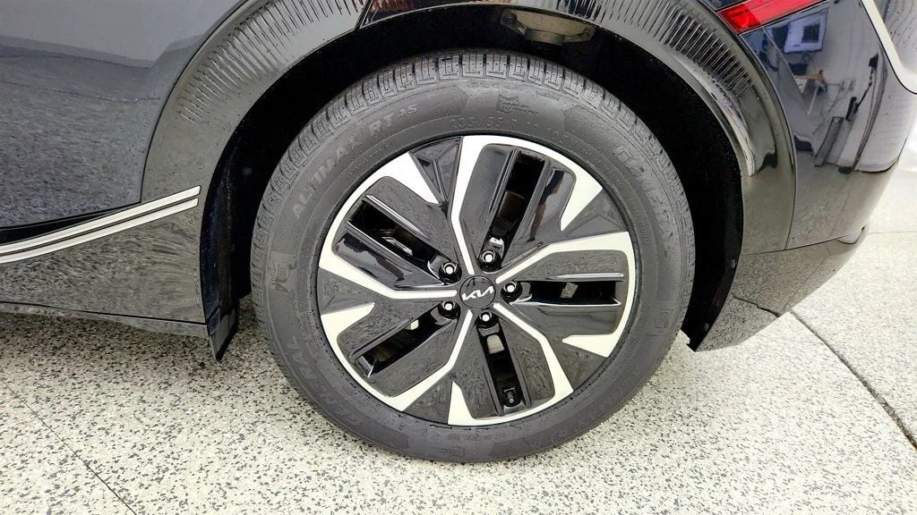 Used 2023 Gravity Blue Kia Wind RWD image 9