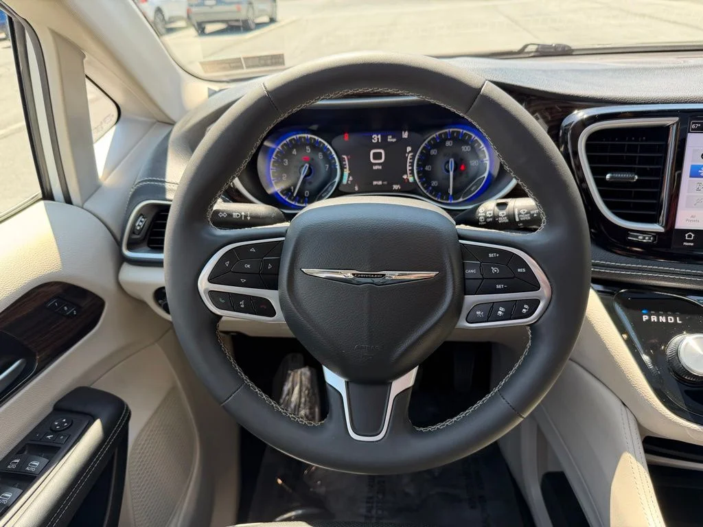 Used 2023 White Chrysler Limited image 15