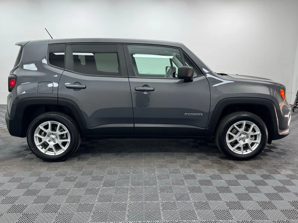 Used 2023 Graphite Gray Jeep Latitude image 5