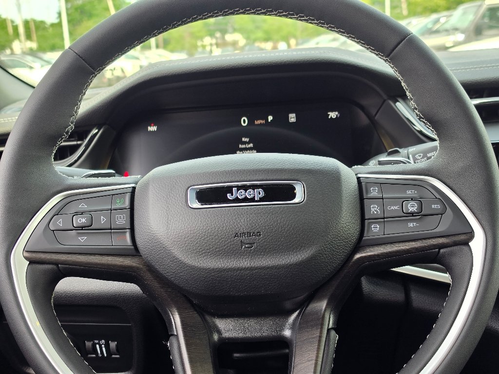 New 2026 Bright White Clear-Coat Exterior Paint Jeep Altitude image 12