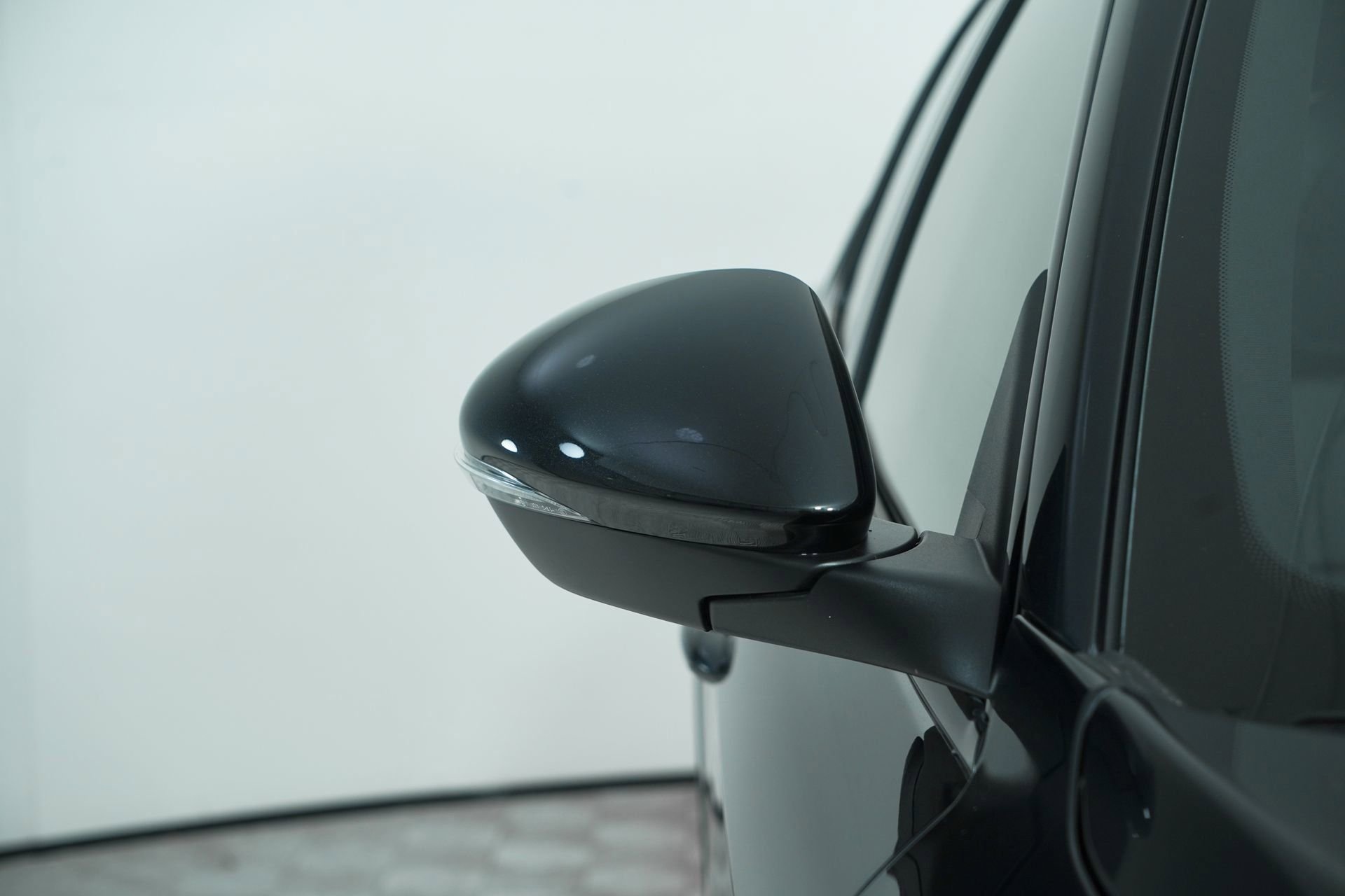 New 2025 Vulcano Black Metallic Exterior Paint Alfa Romeo Base image 12